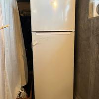 Frigorifero AKAI 2 ante 213l