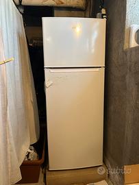 Frigorifero AKAI 2 ante 213l