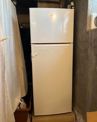 Frigorifero AKAI 2 ante 213l