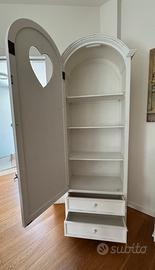 Armadio in legno bianco
