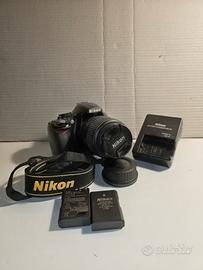 Nikon D3100 con obiettivo e accessori