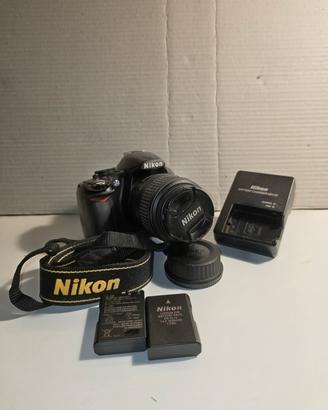 Nikon D3100 con obiettivo e accessori