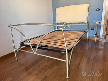 Letto moderno in ferro battuto e comodino