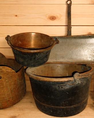 Calderoni in rame e vari oggetti
