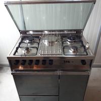 Forno e piastra elettrica +4 fornelli a gas