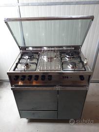 Forno e piastra elettrica +4 fornelli a gas