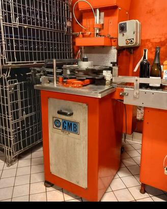 tappatore automatico sughero con nastro trasportat