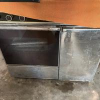 Vecchia cucina a gas con forno