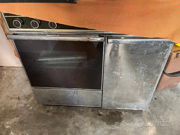 Vecchia cucina a gas con forno