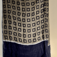 Sciarpa Conbipel beige a tema quadrati e fondo blu