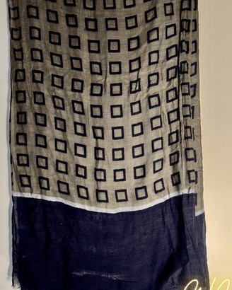 Sciarpa Conbipel beige a tema quadrati e fondo blu