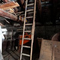 Antica scala in legno