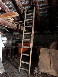Antica scala in legno