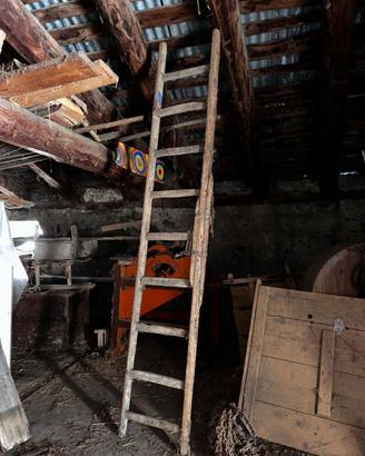 Antica scala in legno