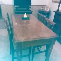 tavolo in legno con sedie