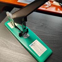 Rilegatrice a spilla da tavolo, manuale