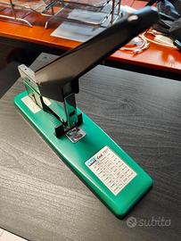 Rilegatrice a spilla da tavolo, manuale