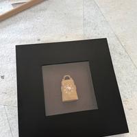 Coppia di quadri con teca e bassorilievo orientale