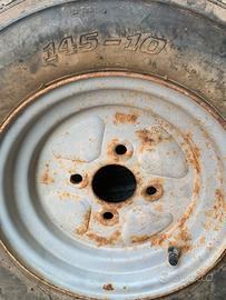 Tre ruote per carrello rimorchio.