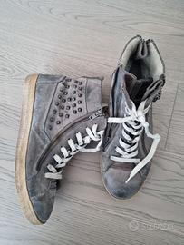 Sneakers alte con borchie