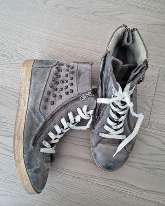 Sneakers alte con borchie