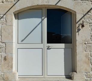 Porta due ante a battente in alluminio