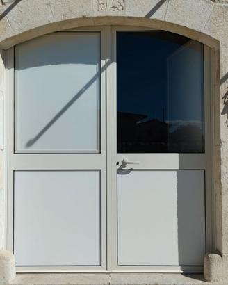 Porta due ante a battente in alluminio