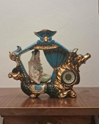 Figura in ceramica con orologio incorporato 