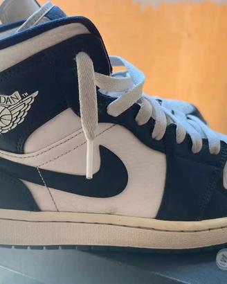 Scarpe Nike Jordan 1 mid Bianche e Blu Numero 43