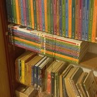 Libreria con ante di vetro