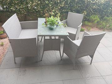 SET DI SEDIE E TAVOLINO