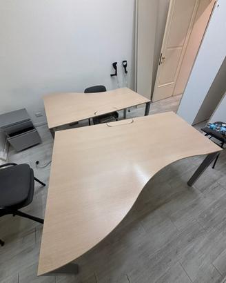 Scrivania da ufficio sagomata in legno
