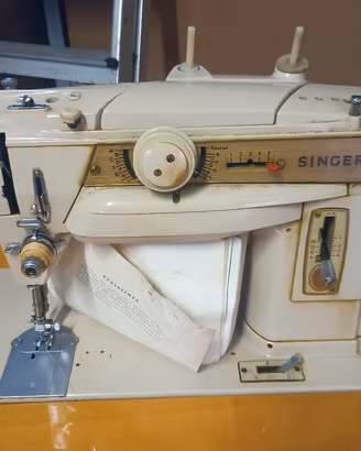 MACCCHINA DA CUCIRE SINGERCON MOBILE E PEDALE ELET
