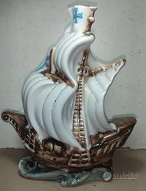 Vecchia bottiglia in ceramica a forma di caravella