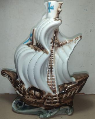Vecchia bottiglia in ceramica a forma di caravella