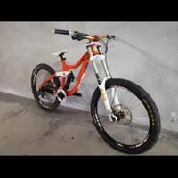 Bici downhill  kona  operator 2012