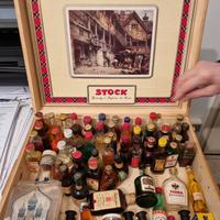 Cassetta in legno della stock con bottiglie di liq