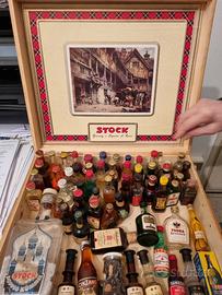 Cassetta in legno della stock con bottiglie di liq