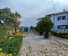 Villa con tre appartamenti di 270mq-v. Marinelle