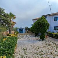 Villa con tre appartamenti di 270mq-v. Marinelle