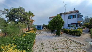 Villa con tre appartamenti di 270mq-v. Marinelle