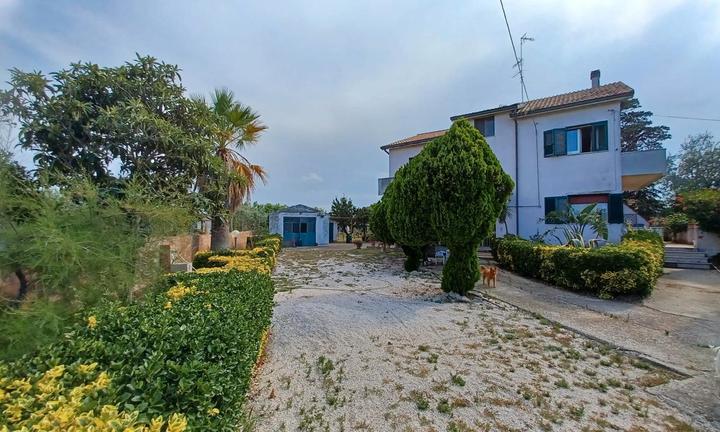 Villa con tre appartamenti di 270mq-v. Marinelle