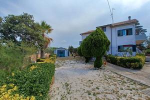 Villa con tre appartamenti di 270mq-v. Marinelle