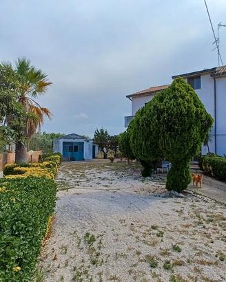 Villa con tre appartamenti di 270mq-v. Marinelle