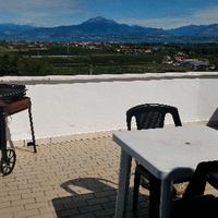 Attico vista lago di Garda graditi gli animali