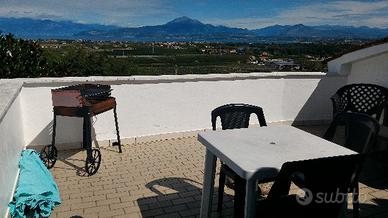 Attico vista lago di Garda graditi gli animali
