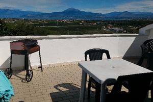 Attico vista lago di Garda graditi gli animali