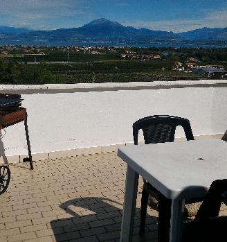 Attico vista lago di Garda graditi gli animali