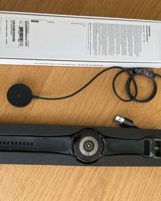 Samsung Galaxy Watch4 nero con scatola e caricator