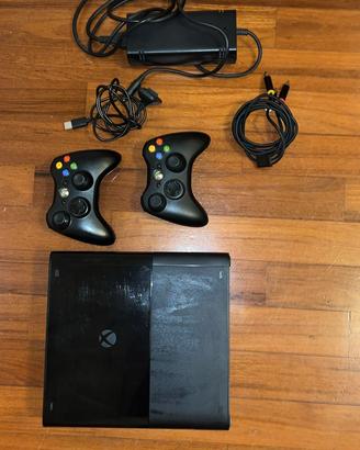 Xbox 360 con 2 joystick e cavi